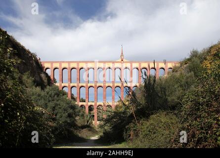 Aqueduc Eagle /Acueducto del Águila construire par l'architecte Francisco Martín Cantarero.près de Maro et Nerja Andalousie Espagne.Pour fournir de l'eau Usine de sucre. Banque D'Images