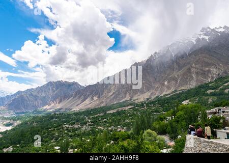 Vallée de l'Hunza Karimabad pittoresque imprenable vue panoramique sur les montagnes enneigées et le paysage sur un ciel bleu ensoleillé Jour Banque D'Images