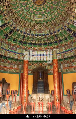 Intérieur en bois peint aux couleurs vives, la voûte céleste impériale, Le Temple du Ciel, Beijing, Chine Banque D'Images