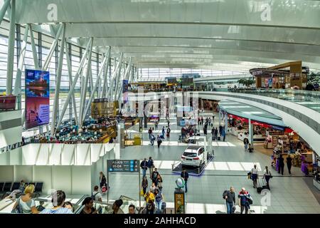 L'Aéroport International Liszt Ferenc, intérieur de la Sky Court hall, Terminal 2, Budapest, Hongrie. Banque D'Images