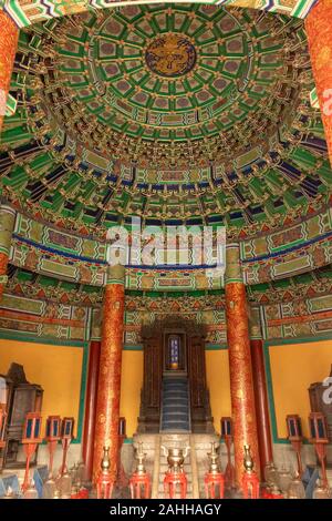 Intérieur en bois peint aux couleurs vives, la voûte céleste impériale, Le Temple du Ciel, Beijing, Chine Banque D'Images