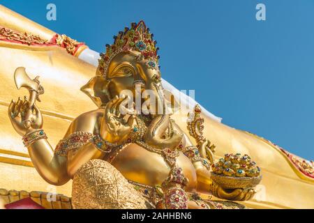 Chiang Mai, Thaïlande - Dec 26, 2019 : Belle golden Ganesha au Wat Phra That Doi Kham ou Phra That Doi Kham Temple. Banque D'Images