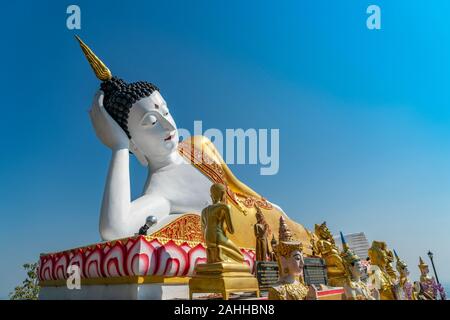 Chiang Mai, Thaïlande - Dec 26, 2019 : belle statue du Grand Bouddha de Wat Phra That Doi Kham ou Phra That Doi Kham Temple. Banque D'Images