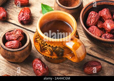 De thé médicinal unabi ou jujube.phytothérapie.La médecine traditionnelle chinoise. Banque D'Images