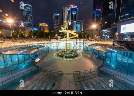 Chengdu, province du Sichuan, Chine - 27 juin 2019 : dragon-sculpture contemporaine inspirée de Tianfu square métro illuminé la nuit Banque D'Images