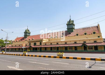 Musée du patrimoine de la ville de Lahore Vue pittoresque de capacités au Mall Road sur un ciel bleu ensoleillé Jour Banque D'Images