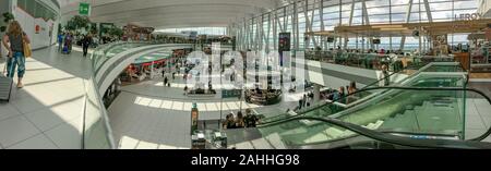 L'Aéroport International Liszt Ferenc, intérieur de la Sky Court hall, Terminal 2, Budapest, Hongrie. Banque D'Images