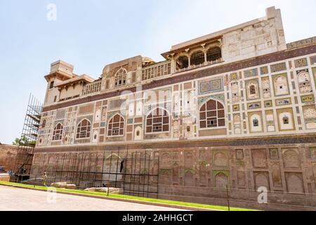 Fort de Lahore vue à couper le souffle pittoresque du Sheesh Mahal Facade sur un ciel bleu ensoleillé Jour Banque D'Images