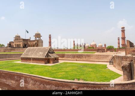 Fort de Lahore vue à couper le souffle pittoresque de Alamgiri Gate avec forme Pakistan drapeau sur un ciel bleu ensoleillé Jour Banque D'Images