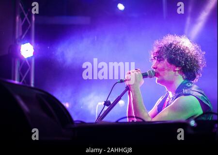 Andrea Appino pendant le cirque - Natale Zen Zen au Swamp Club à Massa (MS), l'Italie, le 25 décembre 2019 Banque D'Images