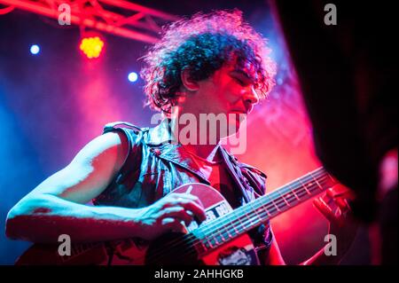 Andrea Appino pendant le cirque - Natale Zen Zen au Swamp Club à Massa (MS), l'Italie, le 25 décembre 2019 Banque D'Images