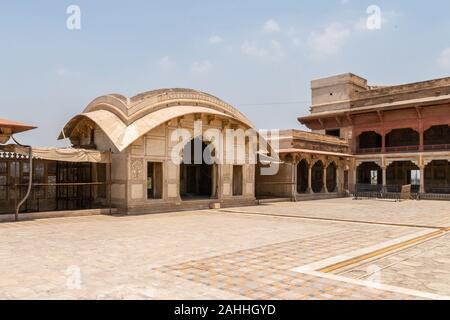 Fort de Lahore vue à couper le souffle pittoresque de Sheesh Mahal Cour sur un ciel bleu ensoleillé Jour Banque D'Images