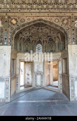 Fort de Lahore vue à couper le souffle pittoresque de Sheesh Mahal fenêtre sur un ciel bleu ensoleillé Jour Banque D'Images