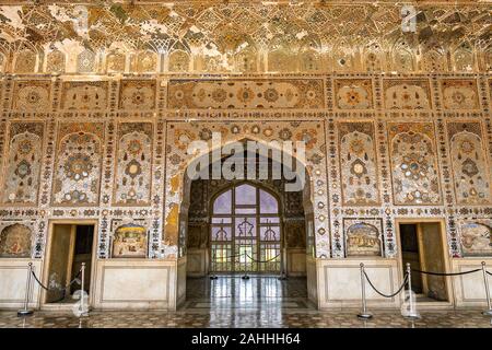 Fort de Lahore vue à couper le souffle pittoresque de Sheesh Mahal fenêtre sur un ciel bleu ensoleillé Jour Banque D'Images