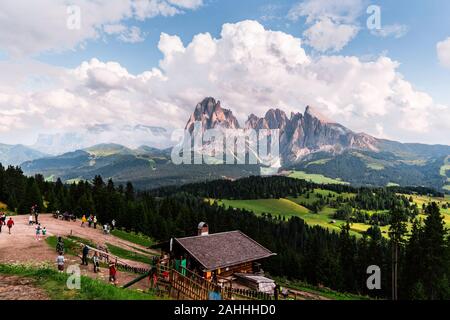 Quelques photos de la belle, Sudtirol Seiser Alm, un lieu célèbre pour les vacances, avec ses prairies de fleurs, les pics, et des chalets. Banque D'Images