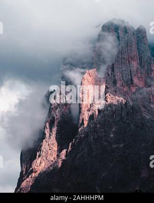 Quelques photos de la belle, Sudtirol Seiser Alm, un lieu célèbre pour les vacances, avec ses prairies de fleurs, les pics, et des chalets. Banque D'Images
