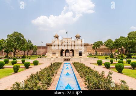 Fort de Lahore vue à couper le souffle pittoresque de Hazuri Bagh Park et Alamgiri Gate avec forme Pakistan drapeau sur un ciel bleu ensoleillé Jour Banque D'Images