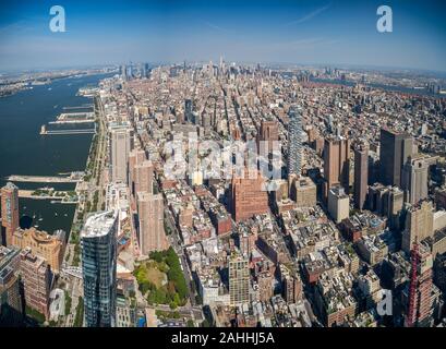 Île du centre-ville de Manhattan, New York City, États-Unis d'Amérique : [ vue sur la rivière Hudson et vue aérienne en hélicoptère sur les bâtiments de la ville ] Banque D'Images