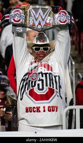 Glendale, AZ U.S. 28 Dec, 2019. A. Ohio State Buckeyes fans au cours de la Fiesta Bowl PlayStation NCAA Football jeu entre Ohio State Buckeyes et le Clemson Tigers 29-23 perdu au stade de State Farm, Glendale AZ Thurman James/CSM/Alamy Live News Banque D'Images