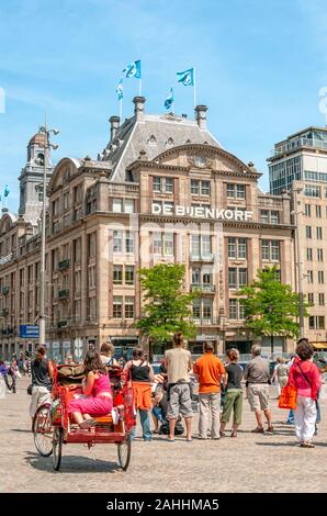 De Bijendorf Department Store au Damrak Rue commerçante dans le centre-ville d'Amsterdam, Hollande. Banque D'Images