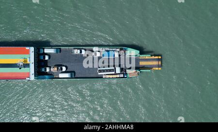 Vue de dessus de l'antenne jusqu'à proximité de navires traversiers transportent beaucoup de voitures et des marchandises au-dessus de l'océan jusqu'à la destination au jour ensoleillé Banque D'Images