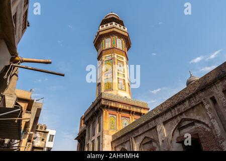 Lahore Wazir Khan mosquée ère Mughal Vue pittoresque de minaret sur un ciel bleu ensoleillé Jour Banque D'Images