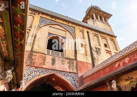 Lahore Wazir Khan mosquée ère Mughal Vue pittoresque de facade sur un ciel bleu ensoleillé Jour Banque D'Images