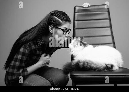 Belle jeune femme asiatique hipster contre fond gris Banque D'Images