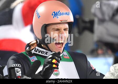 Oberstdorf, en Allemagne. Dec 29, 2019. Karl GEIGER (GER), la jubilation, la joie, l'enthousiasme pour la 2e place. L'action, seule image, couper seul motif, portrait, portrait, portrait. Le saut à ski, le 68ème Tournoi International de 4 Hills 2019-2020. Concours d'ouverture à Oberstdorf, AUDI ARENA le 29 décembre 2019. Utilisation dans le monde entier | Credit : dpa/Alamy Live News Banque D'Images