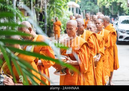 Phuket - Thaïlande, 7 mai 2019 : Beaucoup de Thai moine debout dans un roll holding bol d'aumône dans la zone du temple en attente de l'offre alimentaire, cas Banque D'Images