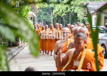 Phuket - Thaïlande, 7 mai 2019 : Beaucoup de Thai moine debout dans un roll holding bol d'aumône dans la zone du temple en attente de l'offre alimentaire, cas Banque D'Images