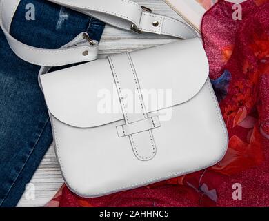 Femme sac à main en cuir blanc avec une longue poignée. Mise à plat Banque D'Images