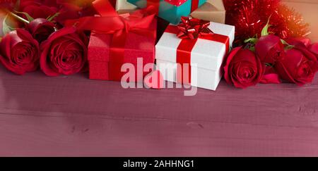 Cadeaux de Jour de Valentines et roses. Rose sur la table en bois sec Banque D'Images