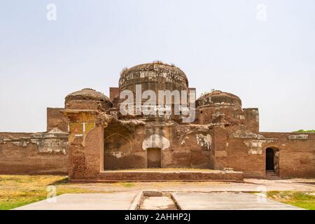 Lahore Shahdara Bagh Jahangir's Tomb Vue pittoresque de mausolée ruines sur un ciel bleu ensoleillé Jour Banque D'Images