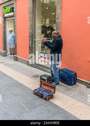Santa Cruz de Tenerife, Canaries, Espagne - décembre 6, 2018 : Scène avec le musicien de rue à jouer de la trompette dans la rue piétonne de Castillo Banque D'Images