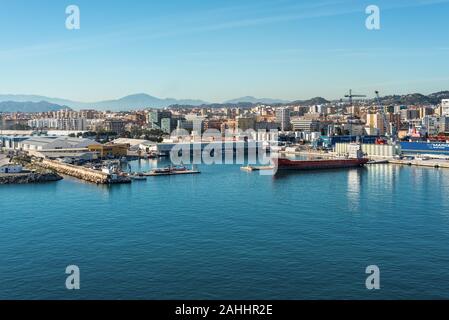 Malaga, Espagne - 4 décembre 2018 : ville de Malaga avec des zones d'habitation, l'infrastructure urbaine, un port de commerce sur la côte méditerranéenne. Banque D'Images