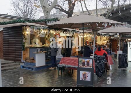 Budapest, Hongrie place Deak Ferenc open air Noël Nourriture marché. Une cuisine de saison traditionnelle & vin chaud reste bloqué sur place avec les fournisseurs hongrois. Banque D'Images