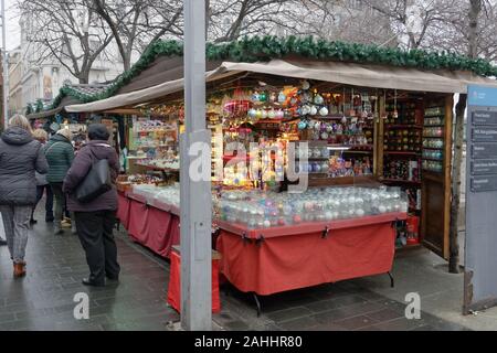 Budapest, Hongrie Open air Marché de Noël de la place Deak Ferenc. Décoration lors d'échoppes saisonnières traditionnelles avec les fournisseurs hongrois vente de cadeaux. Banque D'Images