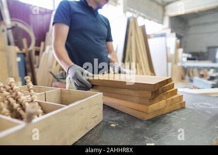 Atelier de menuiserie mobilier en bois. Détails en bois dans les mains de male Carpenter, industries du bois, des ordres, des meubles design Banque D'Images