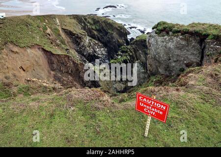 Falaises instables avertissement signe les visiteurs de l'île de Burgh sur la côte sud du Devon à se méfier Banque D'Images