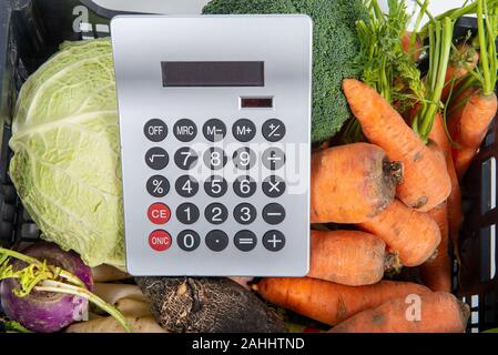 La forte hausse des prix des légumes, calculatrice Banque D'Images