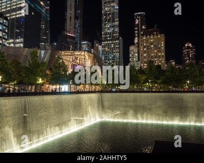 Manhattan, New York, États-Unis : World Trade Center 9-11 attentat terroriste victime mémorial et musée, grand parc de fontaine au sol zéro Banque D'Images