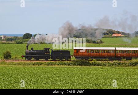 J15 locomotive vapeur avec Gresley Quad ensemble de l'Art voitures en bois de fer, North Norfolk Banque D'Images