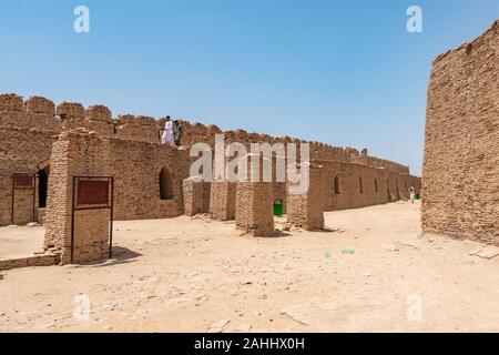 Khairpur Kot Diji fort pittoresque avec vue sur la Cour avec les visiteurs sur un ciel bleu ensoleillé Jour Banque D'Images