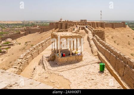 Khairpur Kot Diji Fort avec vue pittoresque de pavillon, sur un ciel bleu ensoleillé Jour Banque D'Images