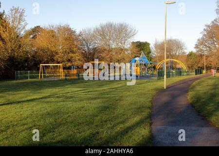 Le parc local en Hook Hampshire et Wellworth park aire de jeux pour enfants dans le milieu du parc local. Banque D'Images