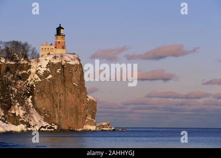 Split Rock Lighthouse et le lac Supérieur en hiver. Le phare de Split Rock State Park, Minnesota, l'hiver. Banque D'Images