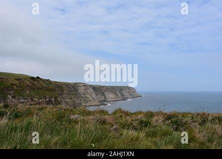 De superbes falaises imposantes de Robin Hood's Bay. Banque D'Images