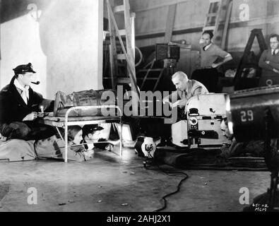 FRANCHOT TONE JOAN CRAWFORD, ROBERT YOUNG et directeur de Howard Hawks sur le plateau de tournage candide NOUS VIVONS AUJOURD'HUI 1933 histoire de William Faulkner Metro Goldwyn Mayer Banque D'Images