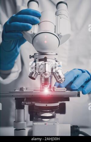 Close-up shot de microscope avec lentille en métal. Banque D'Images